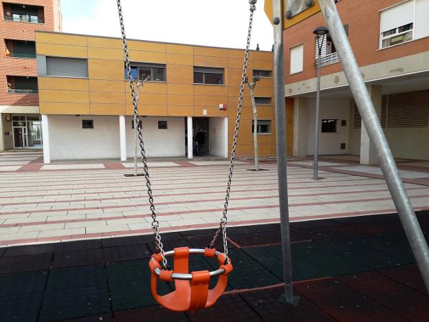 Parque frente a la escuela infantil municipal 'Santos Mártires'. :: i.á. /