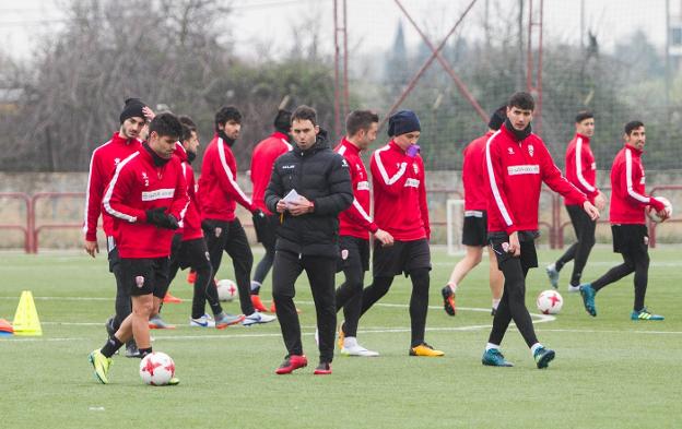 Sergio Rodríguez da instrucciones a sus jugadores durante un entrenamiento. /Fernando Díaz