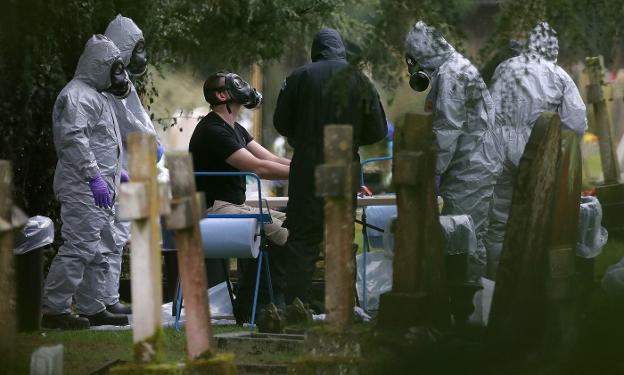 Toma de muestras del pasado mes de marzo en el cementerio de Salisbury donde están enterrados los familiares de los Skripal. :: D. L. / afp/