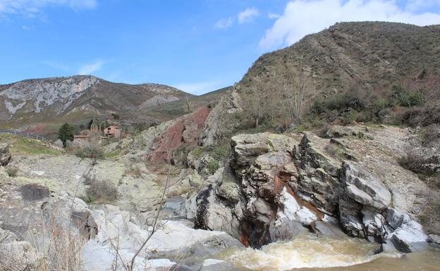 Robres del Castillo. El río Jubera recibe al del Sepulcro bajo el puente de Oliván y (a la derecha) se precipita hacia Robres por el Goyizo.