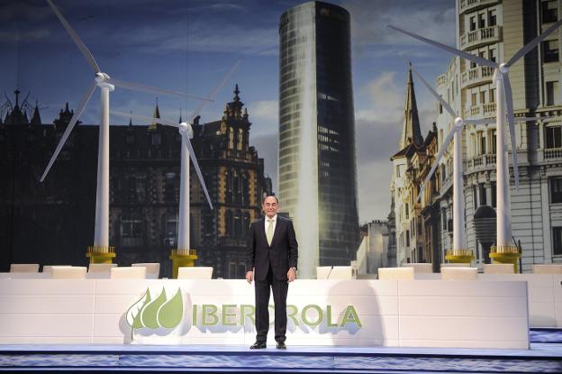 El presidente de Iberdrola, Ignacio Galán, ayer antes de comenzar la junta de accionistas. :: F. gómez/
