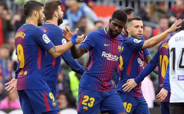 Los jugadores del barça celebran el gol de Umtiti/ AFP