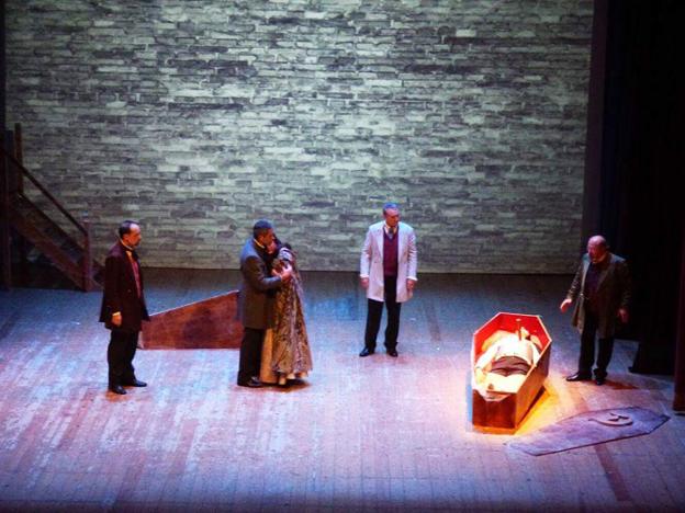 Escena del montaje 'Drácula de Bram Stoker' adaptada al teatro por Enrique Rambal y montada por la compañía que recuerda al autor utieliano. :: C.E.R./