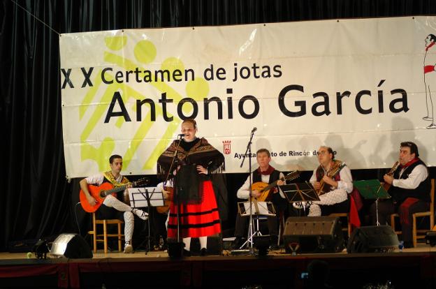Una de las interpretaciones del certamen de jotas de ayer. :: s.s.j./