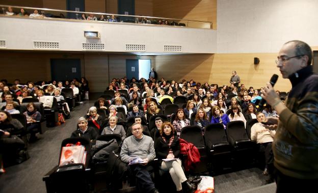 El colegio Maristas reunió a más de 200 docentes en la jornada de ayer. :: jonathan herrerosEscuelas Católicas celebró ayer en el colegio San José la vigésima jornada autonómica de pastoral educativa en la que se abordó, entre otras cuestiones, la colaboración de la familia y de la escuela para trabajar la dimensión espiritual de la familia en los colegios. En el encuentro participaron 215 profesores de centros riojanos./