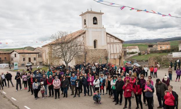 En Viloria de Rioja, escuchando las intervenciones. :/Javier Albo