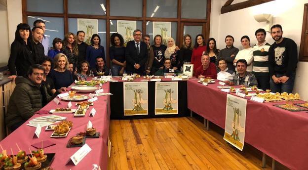 Representantes de la hostelería que ayer presentaron sus pinchos y platos de las jornadas, junto a Luis Martínez-Portillo y Mónica Arceiz.:: i.a./