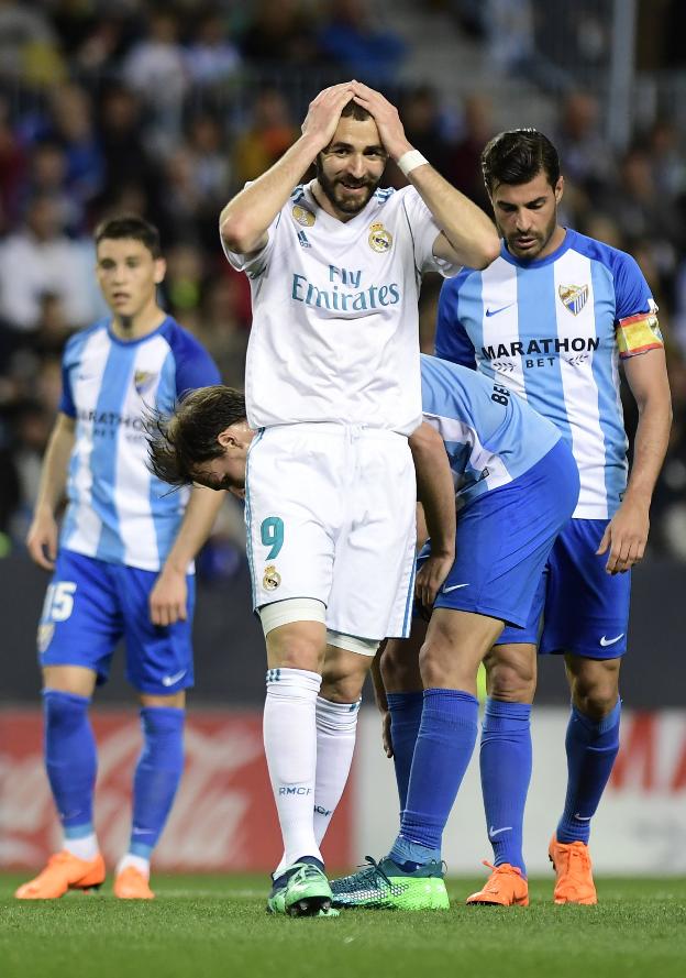 Benzema se echa las manos a la cabeza, en Málaga. :: J. GUERRERO / afp/