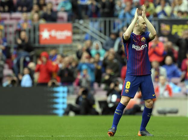 Iniesta se despide del Camp Nou, el sábado ante el Valencia. :: afp/