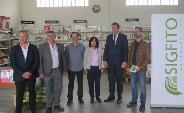 Entrega del premio en las instalaciones de Agroquímicos Arce de Haro./GOB. RIOJA