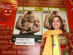 Natalia Dicenta posa ante el cartel de 'Los Persas'. /JUAN MARÍN/