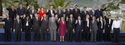 Don Juan Carlos, en el centro de la primera fila, junto a los gobernantes que participan en la XVII Cumbre Iberoamericana. / P. WHITAKER-REUTERS/