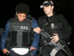 Una agente de seguridad de Colombia custodia a Nelly Ávila Moreno, alias 'Karina'. / HENRY AGUDELO-EFE/