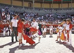 El Juli observa a dos niños torear de salón en la Monumental de Pamplona. : JESÚS DIGES/EFE/