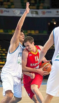 Decisión. Joan Tomàs intenta una penetración en el pasado Europeo U-20 en Bilbao. :: EFE/