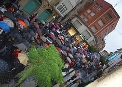 Una marea de paraguas llenó las calles Grande y Mártires en favor del hospital. :: MARÍA FÉLEZ/