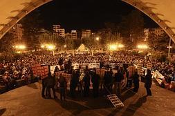En la concha se leyeron los manifiestos ante un auditorio que llenaba el paseo del Espolón. :: DÍAZ URIEL/