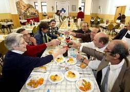 Voluntarios y cocineros de la Cocina Económica. :: JUAN MARÍN/