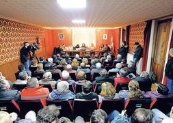 Los miembros de la plataforma que amenaza con la secesión de Castilla y León acudieron anoche al pleno de Pradoluengo. / J.RODRÍGUEZ/