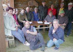 La mayoría de vecinos de Santa Marina y algunos descendientes firman para que se lleve el tendido eléctrico hasta la aldea. :: V. DOMÍNGUEZ/