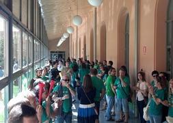 Cerca de 200 profesores interinos riojanos se concentran frente al SRE para protestar "por sus despidos"
