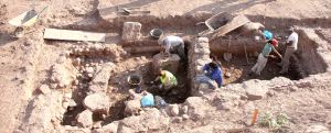 Excavación en la carretera local que conduce de Tricio hasta la fábrica de harinas Vázquez donde se ha encontrado el horno y restos de varias edificaciones. /JUAN MARÍN/