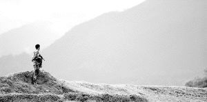 Un guerrillero maoísta vigila una zona montañosa en las inmediaciones del Himalaya nepalí. / ZIGOR ALDAMA/