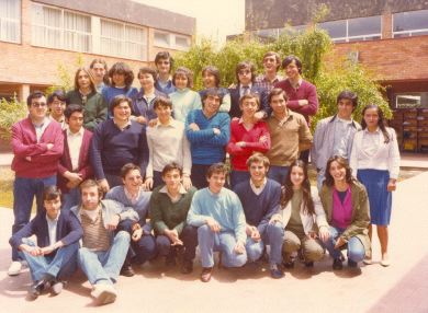 Foto del ex edil balear del PP cuando estudiaba en el IES La Laboral, junto a un grupo de compañeros; Javier Rodrigo de Santos es el segundo por la derecha, en la segunda fila./