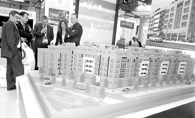 Una maqueta de un complejo de viviendas, en el Salón Inmobiliario de Madrid del año pasado. / PINO-EFE/