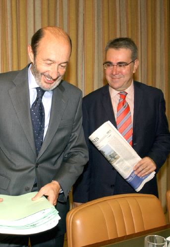Sanjuán, junto a Rubalcaba en una comisión del Congreso. / L.R./