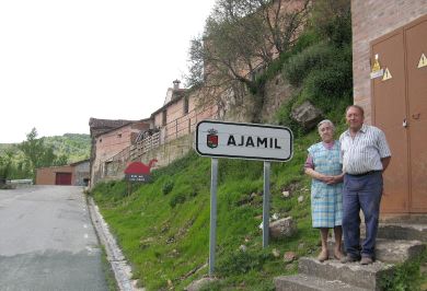 Dos vecinos posan junto al cartel indicativo que recoge el extinto toponímico. / P. H. G./