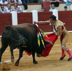 Urdiales entra a matar en uno de sus toros./ EL NORTE DE CASTILLA/