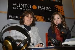 A la izquierda, la portavoz de los vecinos del barrio de Yagüe, ayer, en Punto Radio. /J. MARÍN/