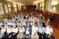 Los aficionados presentes en la Biblioteca Pública votan uno de los puntos de la Asamblea. / JONATHAN HERREROS/