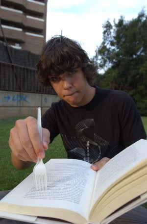 Mario Egido le hinca el tenedor a un libro. /D. M. A./