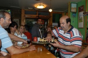 El público ya ha comenzado a probar los pinchos que ofrecen los 31 participantes. / C. V./