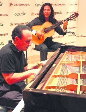 Michel Camilo y Tomatito, ayer en un ensayo en el Museo Wurth. /DIANA GUALDA/