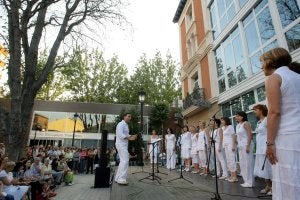 Bona Cántica, durante una de sus actuaciones en el centro de Logroño. /L. R./
