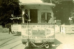Los anuncios de las pastillas de café con leche 'El Logroñés' se anunciaban en los tranvías de San Sebastián./