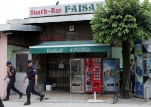 Dos policías inspeccionan el bar Faisán, en Irún. / T./