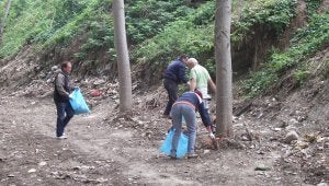 Los vecinos se turnan durante los fines de semana para limpiar el río y sus riberas. / J. A./