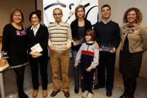 La concejala, con los premiados Isabel Lizárraga, Carlos López, Amaya Cía y Diego Collado. :: J. RODRÍGUEZ/