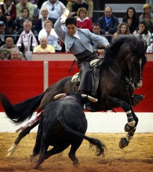 Sergio Domínguez quiebra con 'Gallito' en la nueva plaza de toros de Nájera. ::
JUSTO RODRÍGUEZ/