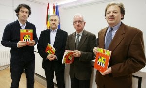 El director de la revista, Diego Marín, con los representantes del IER. ::
JUSTO RODRÍGUEZ/