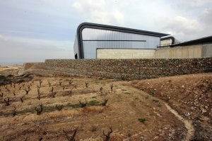 Lateral del polideportivo, que continúa inacabado. ::
JUSTO RODRÍGUEZ/