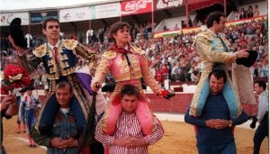 A hombros con Enrique Ponce en una tarde inolvidable en el coso de Los Rosales de Haro. :: DONÉZAR/