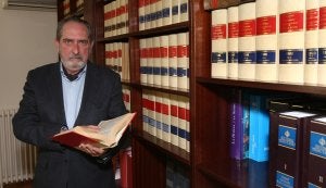 Joaquín Espert Pérez-Caballero, en su despacho de presidente del Consejo Consultivo de La Rioja. ::
DÍAZ URIEL/