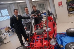 El profesor Alberto Falces y los alumnos Roberto Pascual y Pablo Miguel Fernández posan con el prototipo en la UR. ::
ALFREDO IGLESIAS/