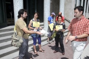 Los objetores fiscales que se oponen al gasto militar, ayer, en la Delegación de Hacienda. ::
J.MARÍN/
