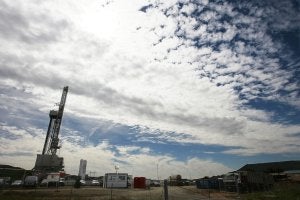 Torreta de perforación instalada por OGS junto a la carretera que une Sotés con Hornos de Moncalvillo. :: JUSTO RODRÍGUEZ/